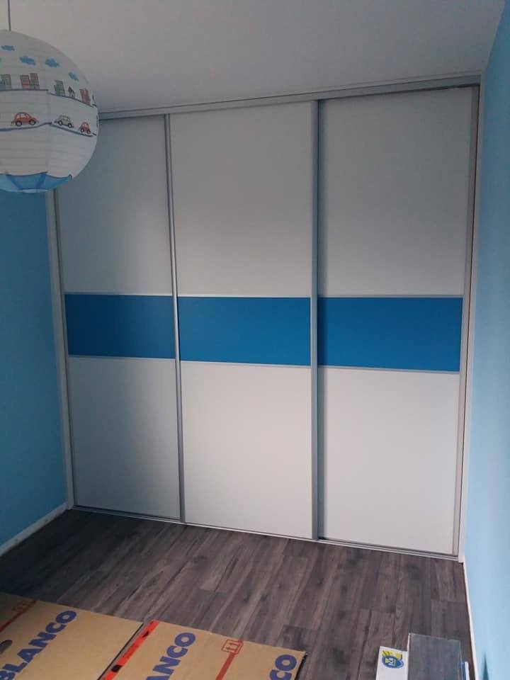 Dreitüriger Kasten mit blauem Band nach der Montage