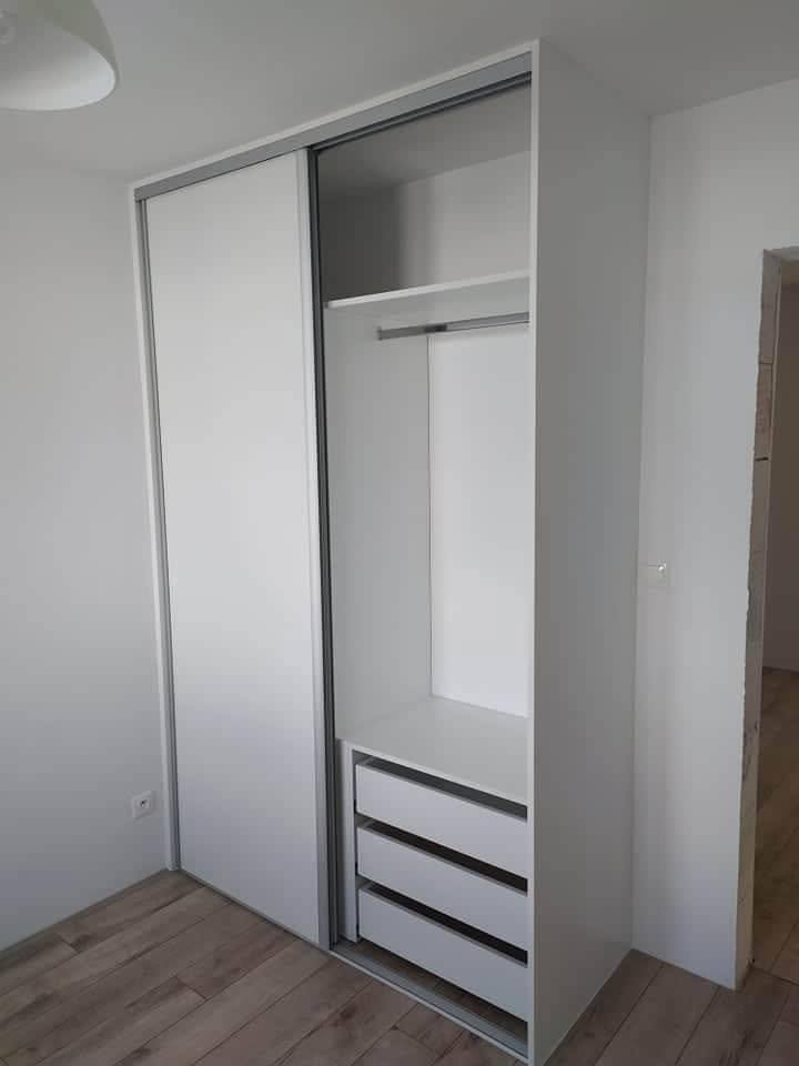 Weißer Schwebetürenkasten mit offenem Bereich, Laden und Stange