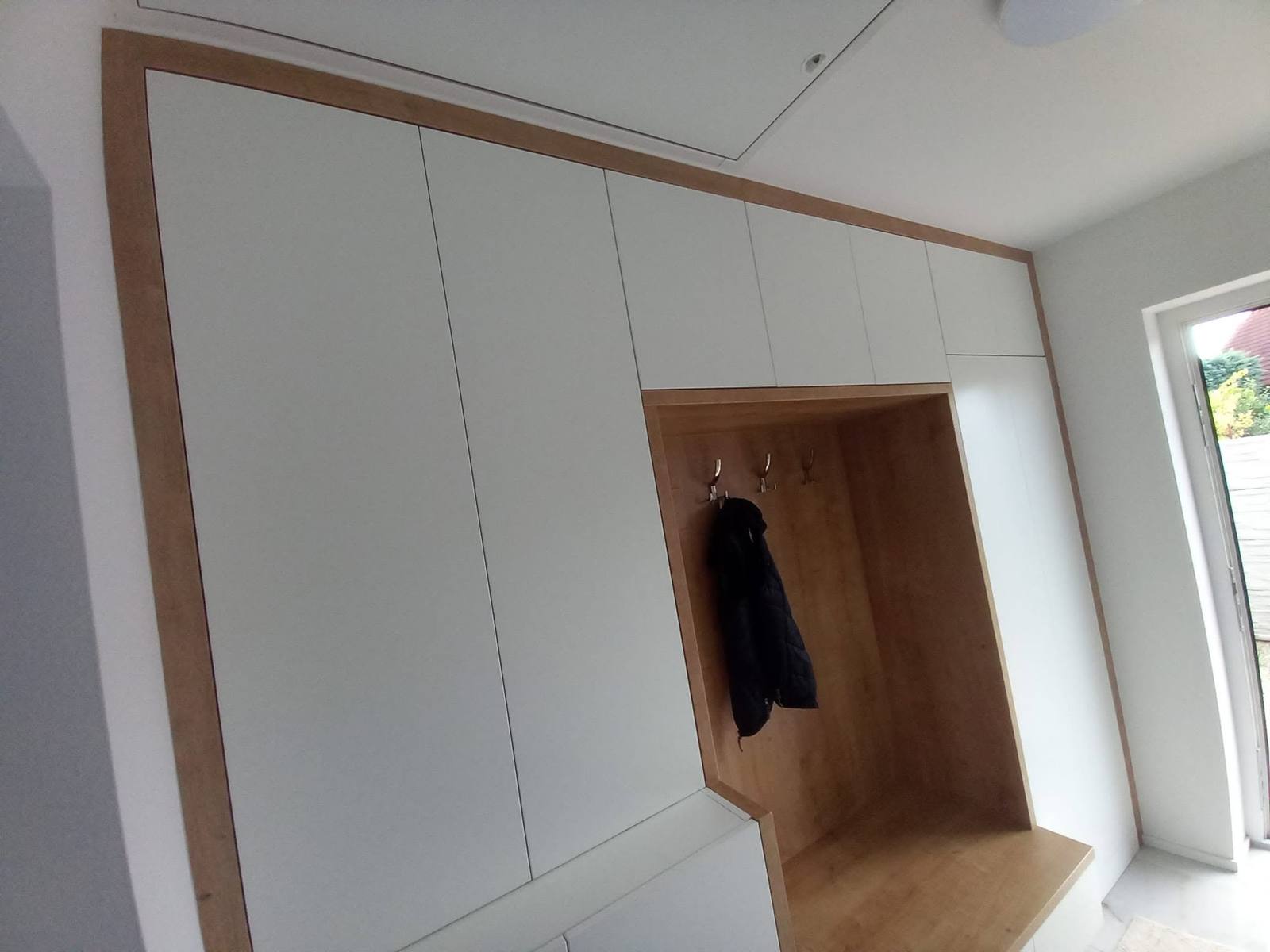 Celá biela zostava po strop s dubovým obvodovým rámom
