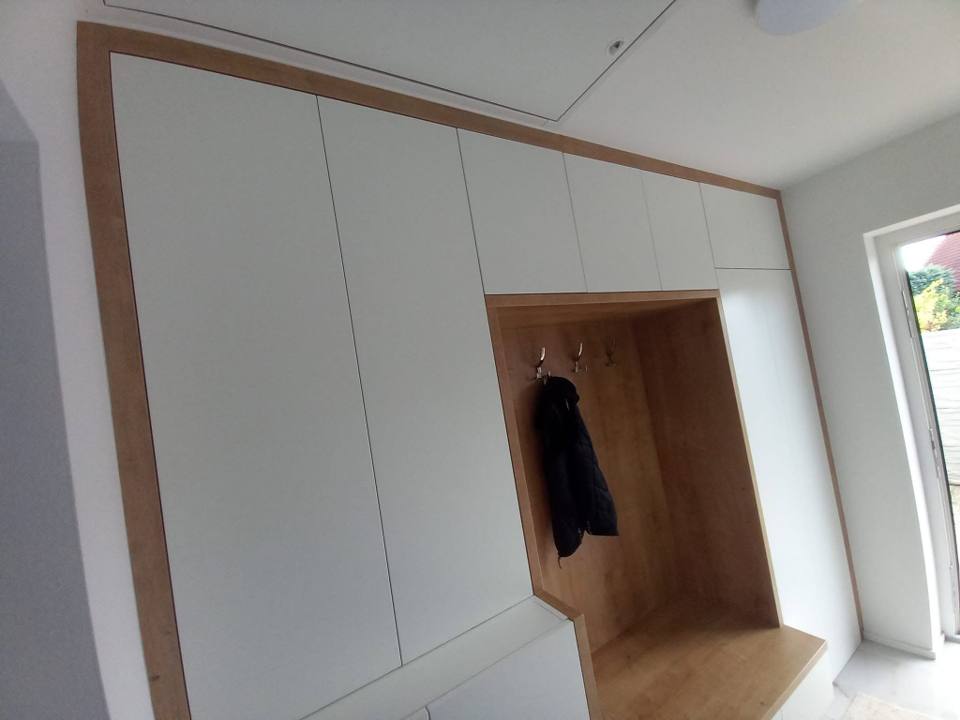 Gesamte weiße Kombination bis zur Decke mit umlaufendem Eichenrahmen
