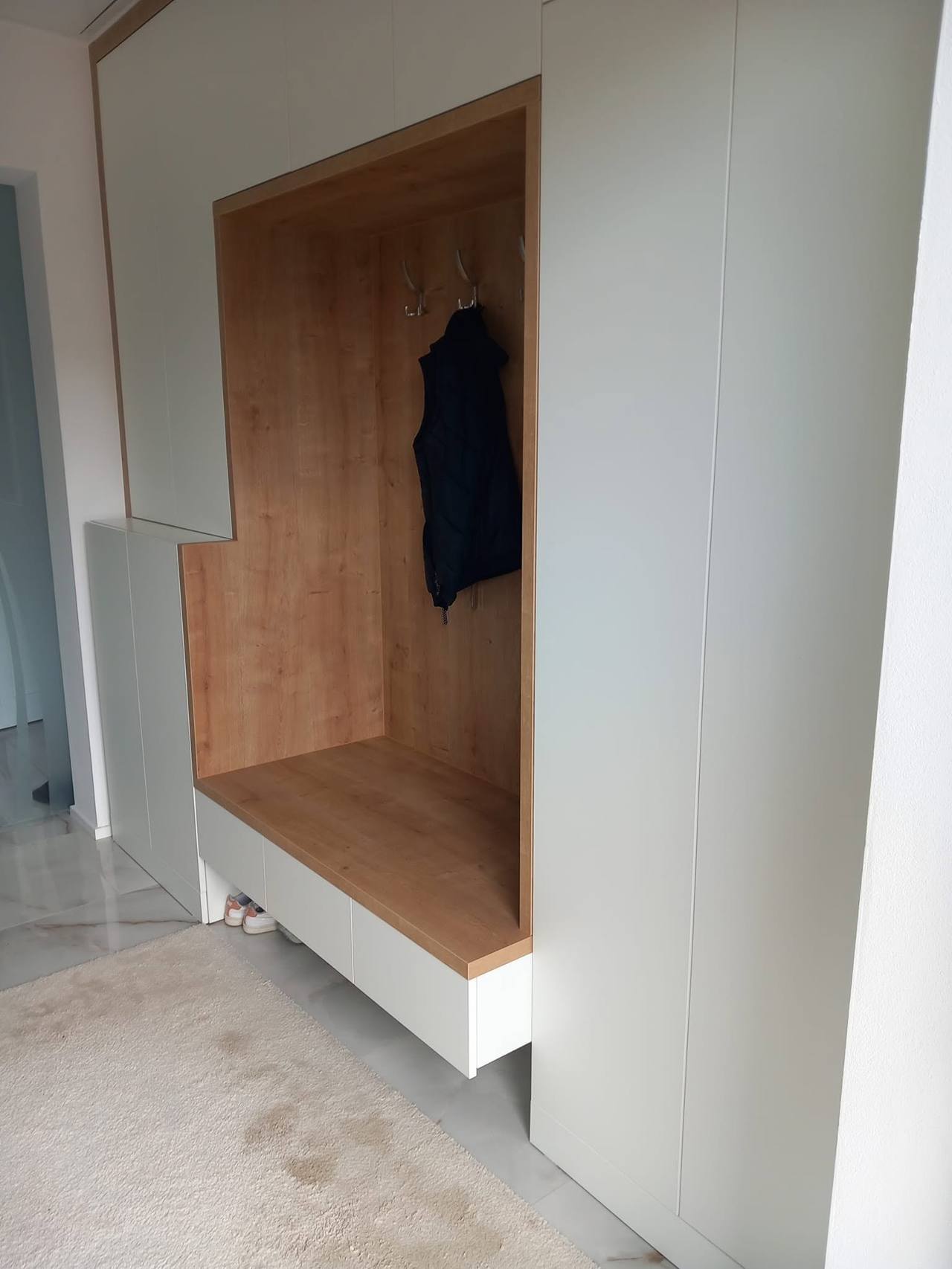 Zdvihnutá lavica v dubovej nike s priestorom na topánky