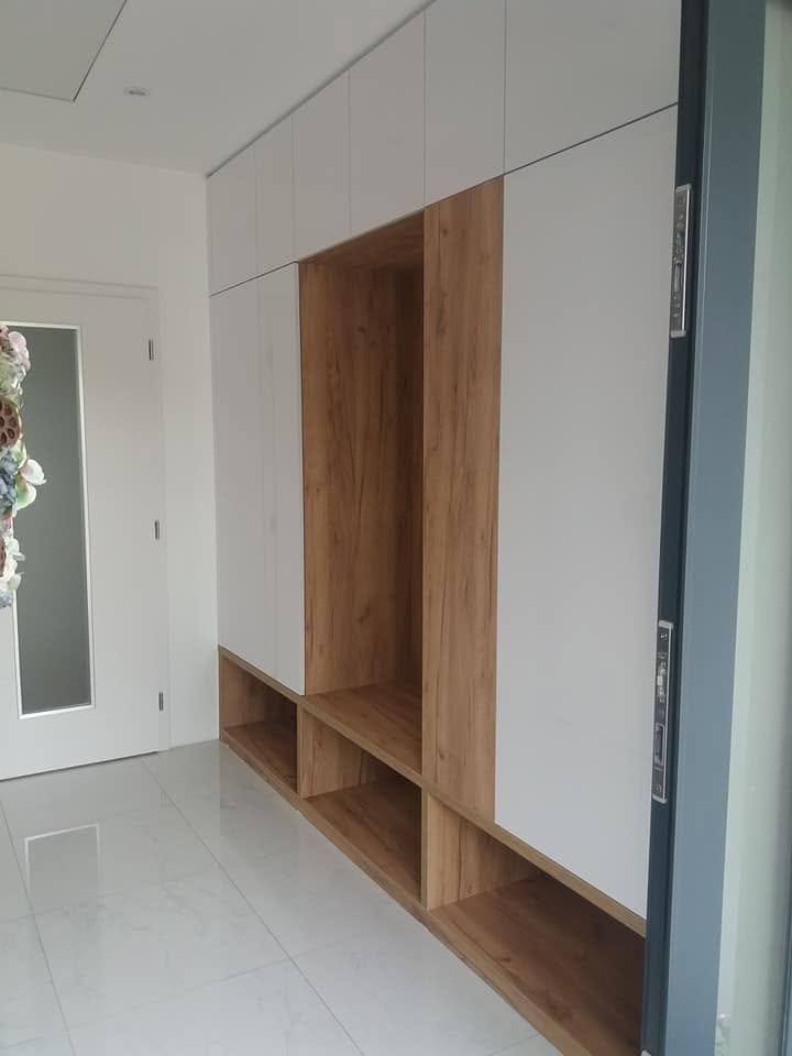 Frontalansicht der weißen Vorzimmerwand mit Eichennische