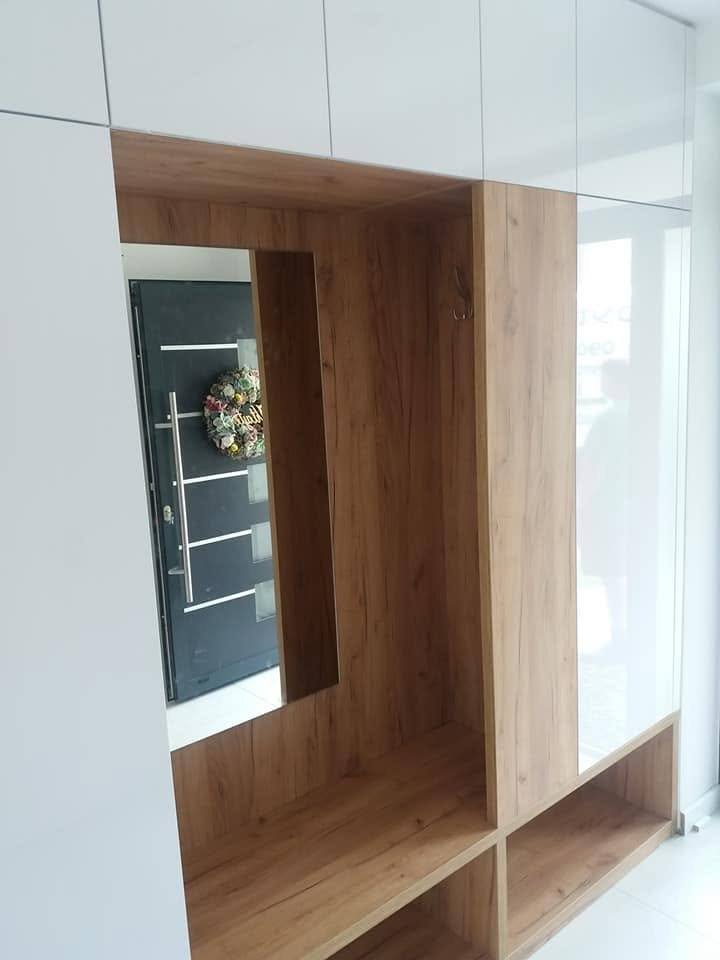 Weiße Kästen bis zur Decke mit Eichennische und Spiegelrückwand