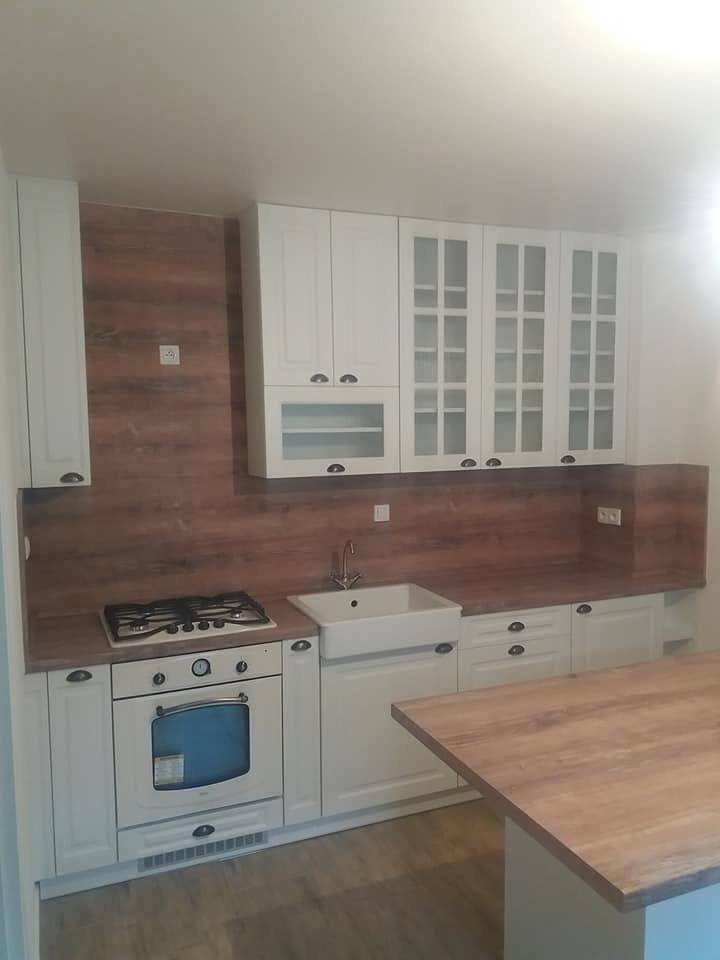 Weiße Rahmenküche mit Vitrinen, Retro-Herd und Keramikabwasch