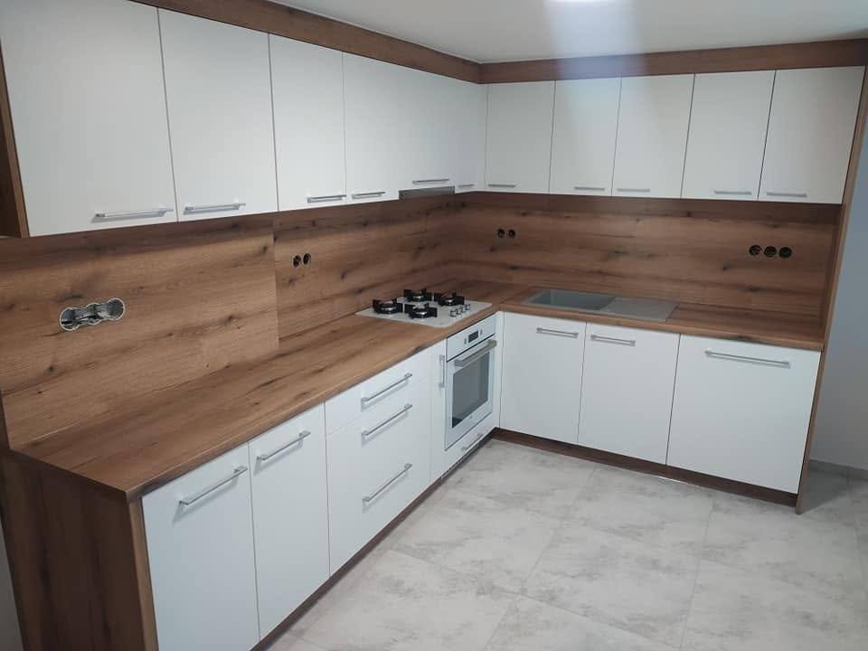 Weiße Eckküche mit Rückwand in dunkler Eichenoptik