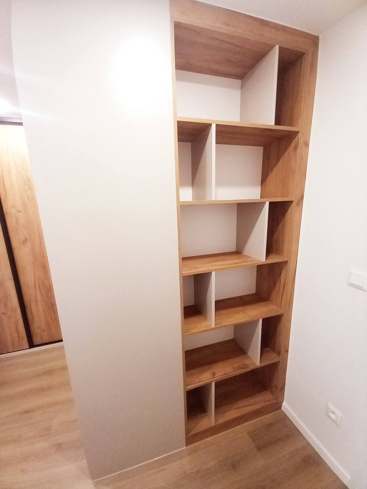 Weißer Kasten mit seitlichem Eichenregal und Fachböden