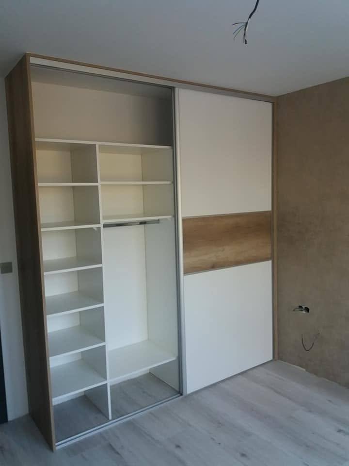 Weißer Kasten mit Eichenband und offenem Fachbodeninneren.