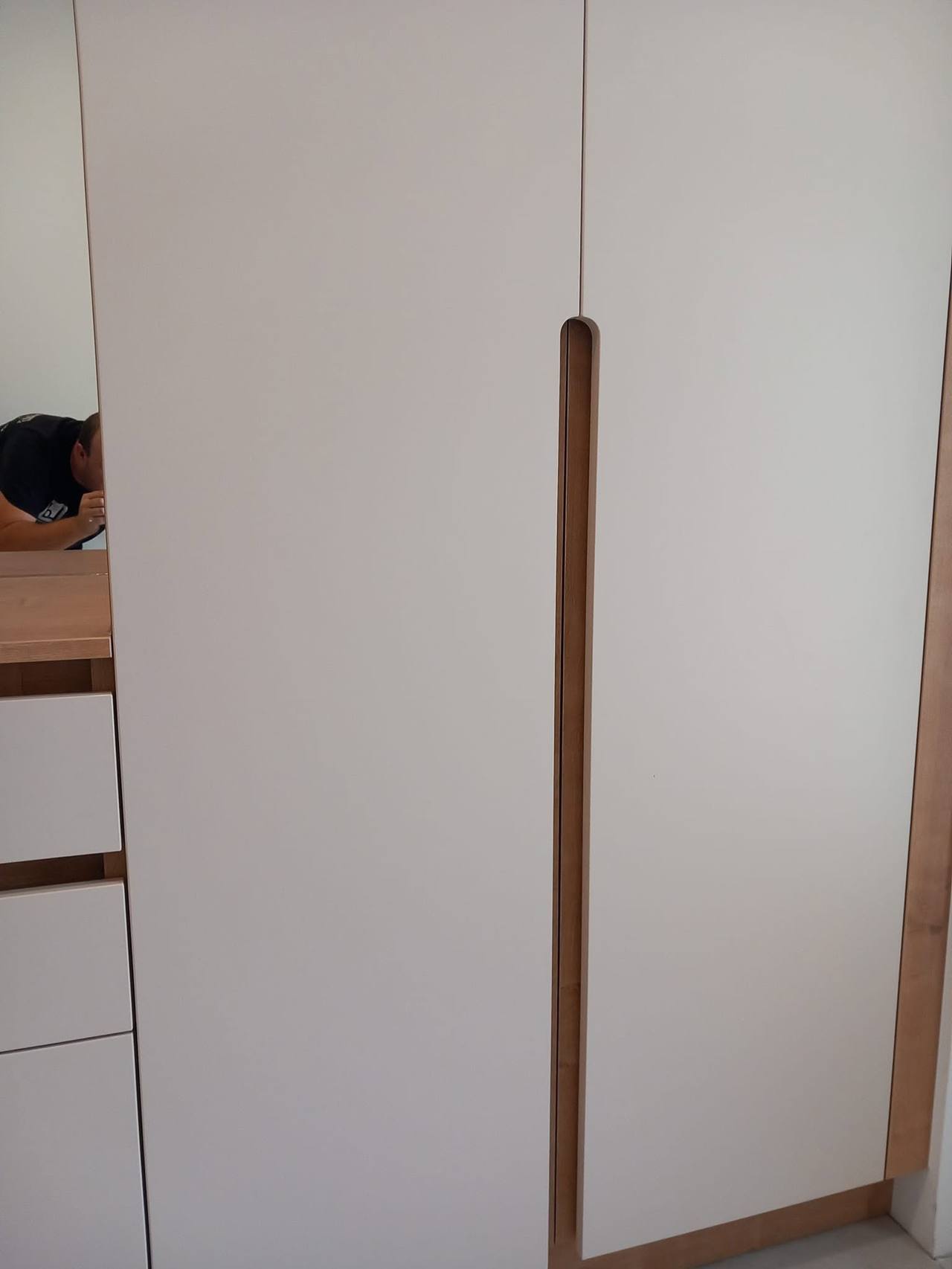 Weißer Kasten mit vertikaler gefräster Eichengriffleiste