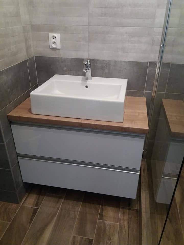 Weißer Badschrank mit Laden und eckigem Aufsatzbecken