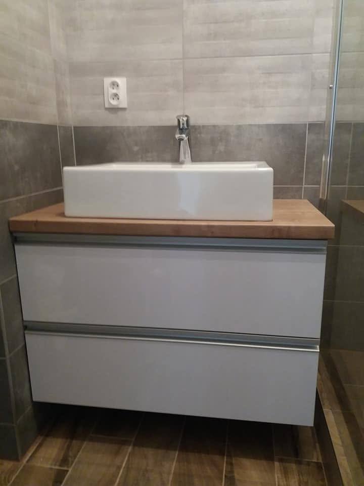 Weißer Schrank mit Laden und Eichenplatte unter dem Becken