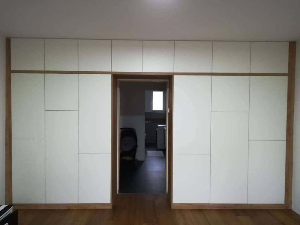 Weiße Kastenwand um die Tür mit Eichenrahmen