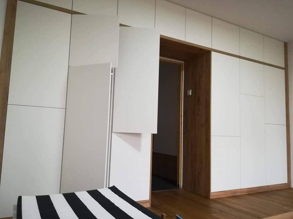 Geöffnete Tür der weißen Kastenwand um den Durchgang