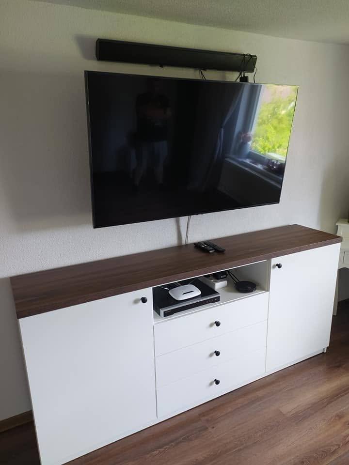 Weiße TV-Kommode mit Nussbaumplatte und Laden