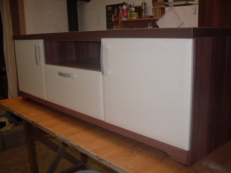 Niedriger weißer TV-Schrank mit dunklem Nussbaum in der Werkstatt