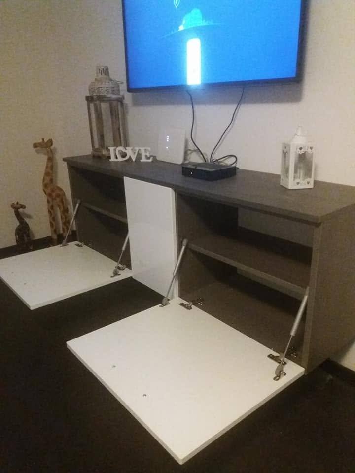 Lowboard mit geöffneten Klappen und offenen Fächern