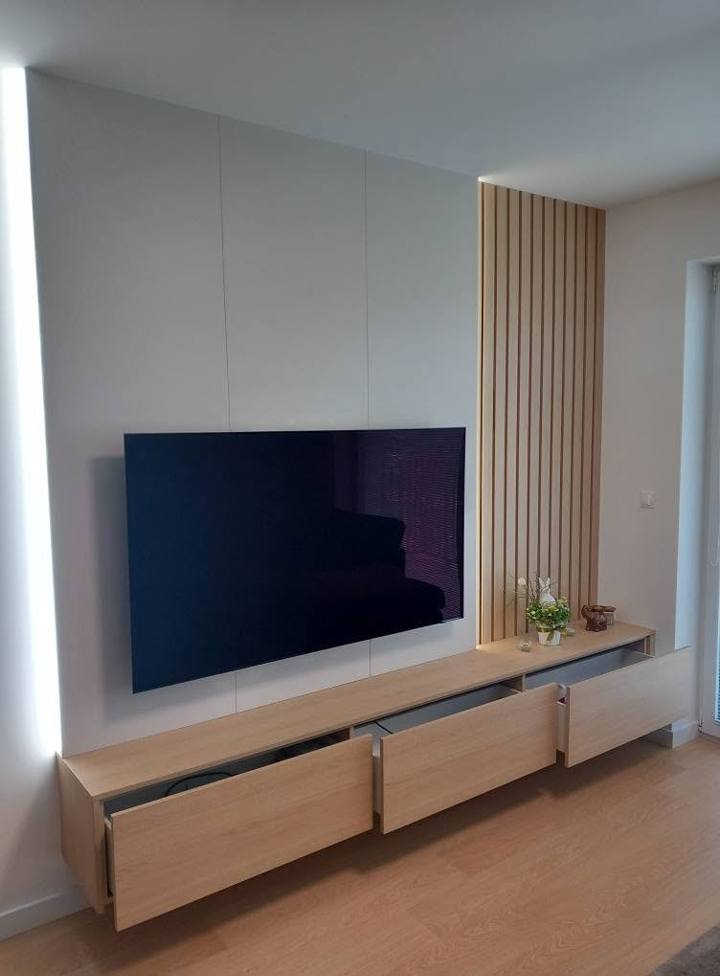 TV-Wand mit Hängeelement und ausgezogenen Laden