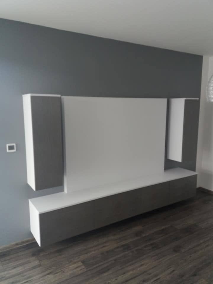 TV-Wand mit grauen Fronten, von rechts gesehen