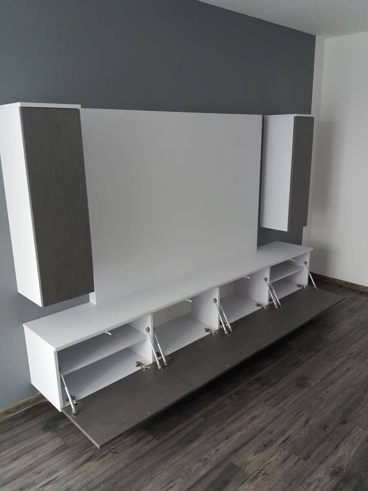 Unteres Hängeelement mit geöffneten Klappen und Fächern