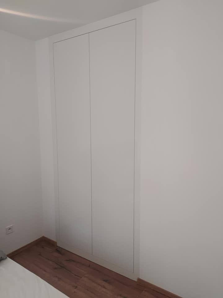 Glatte weiße Kastentüren, in die Wand eingelassen