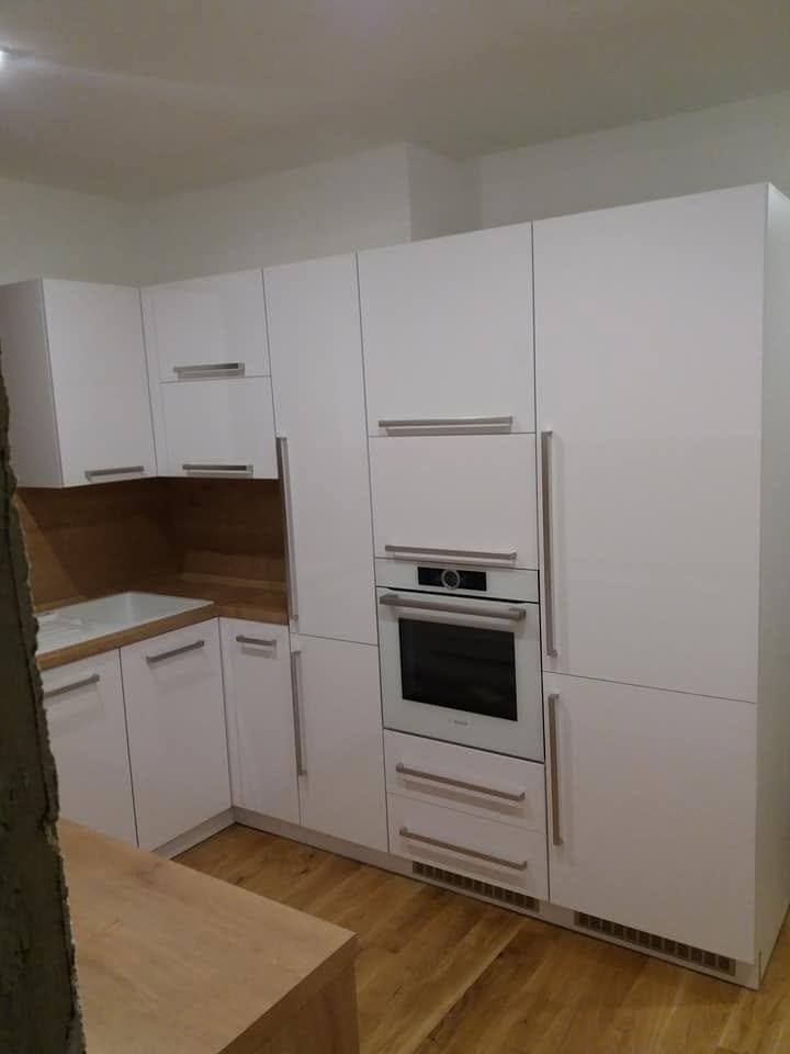Weißer hoher Eckkasten mit integriertem Kühlschrank und Backrohr