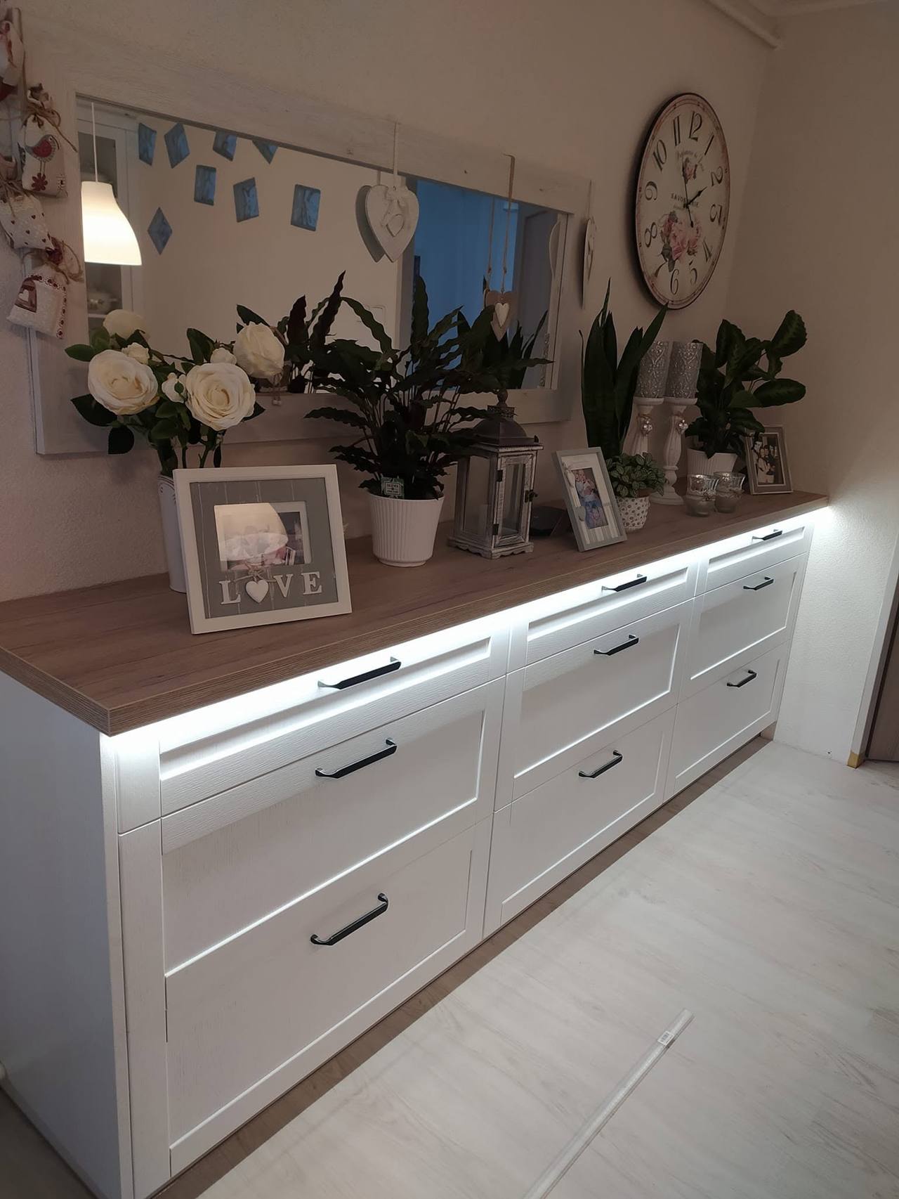 Kommode mit eingeschaltetem LED-Licht unter der Plattenkante