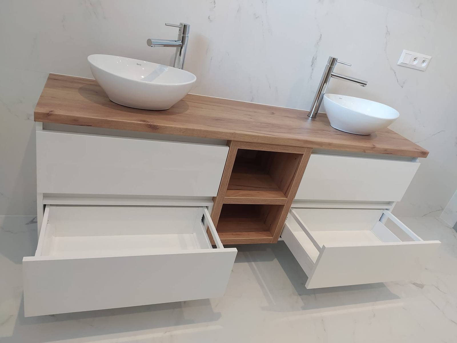 Weißer Schrank mit ausgezogenen Laden und Eichennische