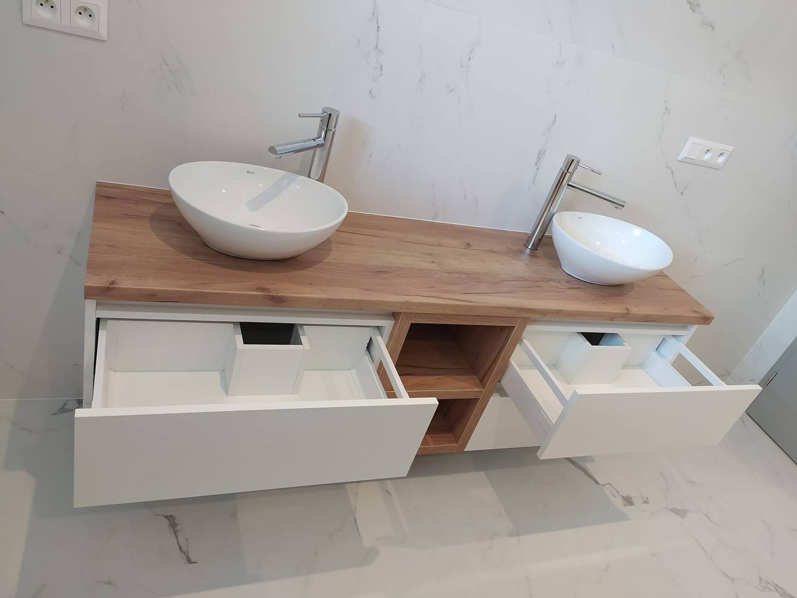 Zwei Becken auf der Eichenplatte über dem weißen Schrank