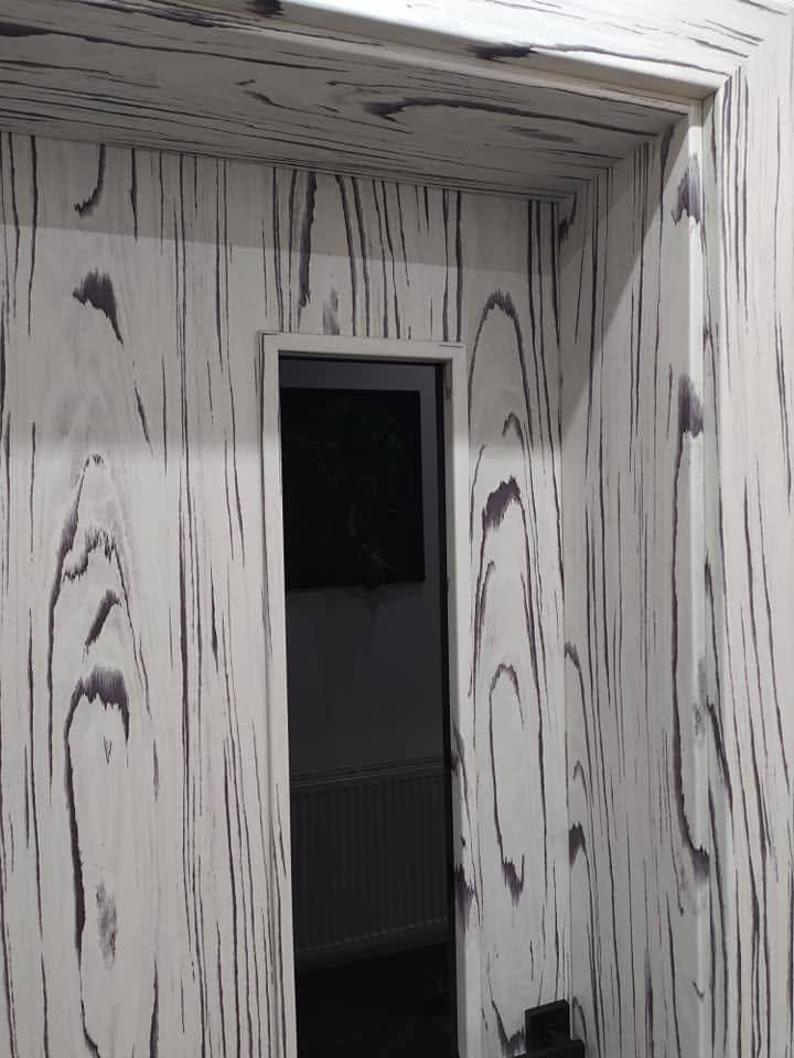 Innentür mit kräftiger Holzmaserung und schmaler Verglasung