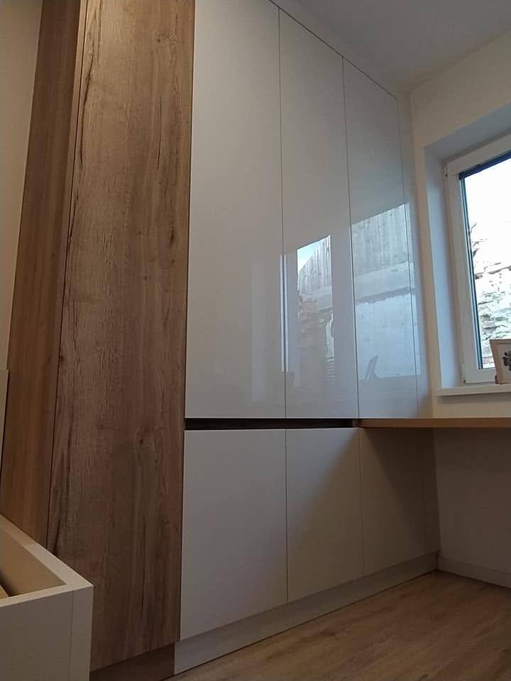 Wange in Eiche-Dekor und glänzende Fronten beim Fenster