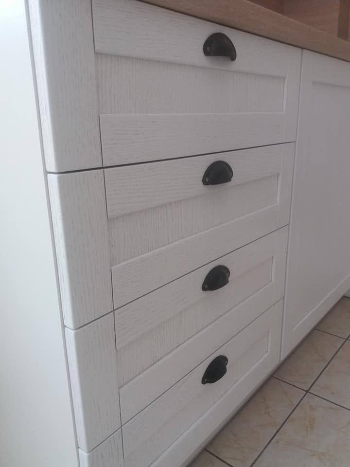 Seitlicher Blick auf Laden mit Holzstruktur und Muschelgriffen