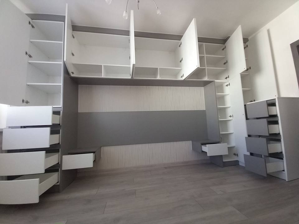 Kastenwand mit Überbau, offenen Türen und herausgezogenen Laden