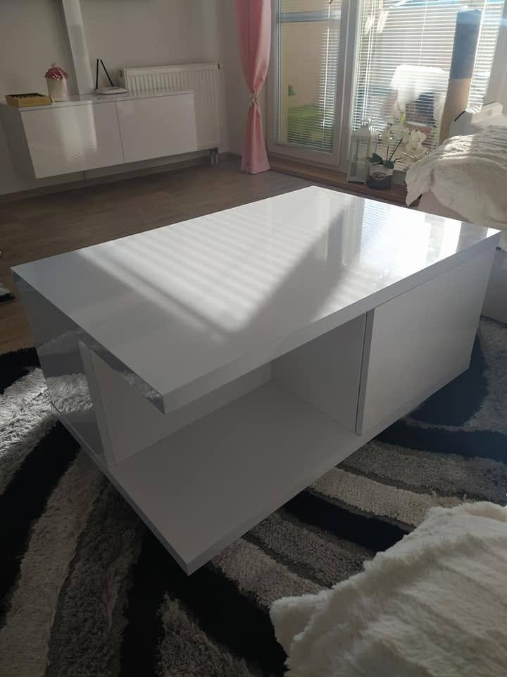 Glänzender weißer Couchtisch mit seitlichem Bord im Wohnzimmer