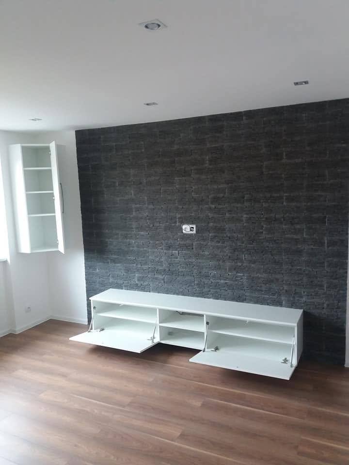 Lowboard mit geöffneten Klappen auf beiden Seiten