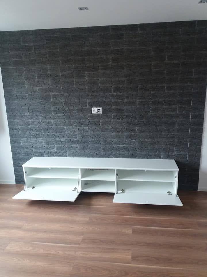 Geöffnete Klappen und innenliegende Fachböden des Lowboards