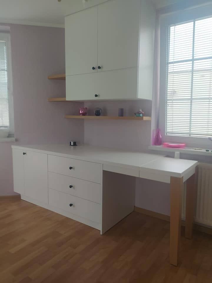 Weißer Tisch und Oberschränke am Fenster im rosa Zimmer