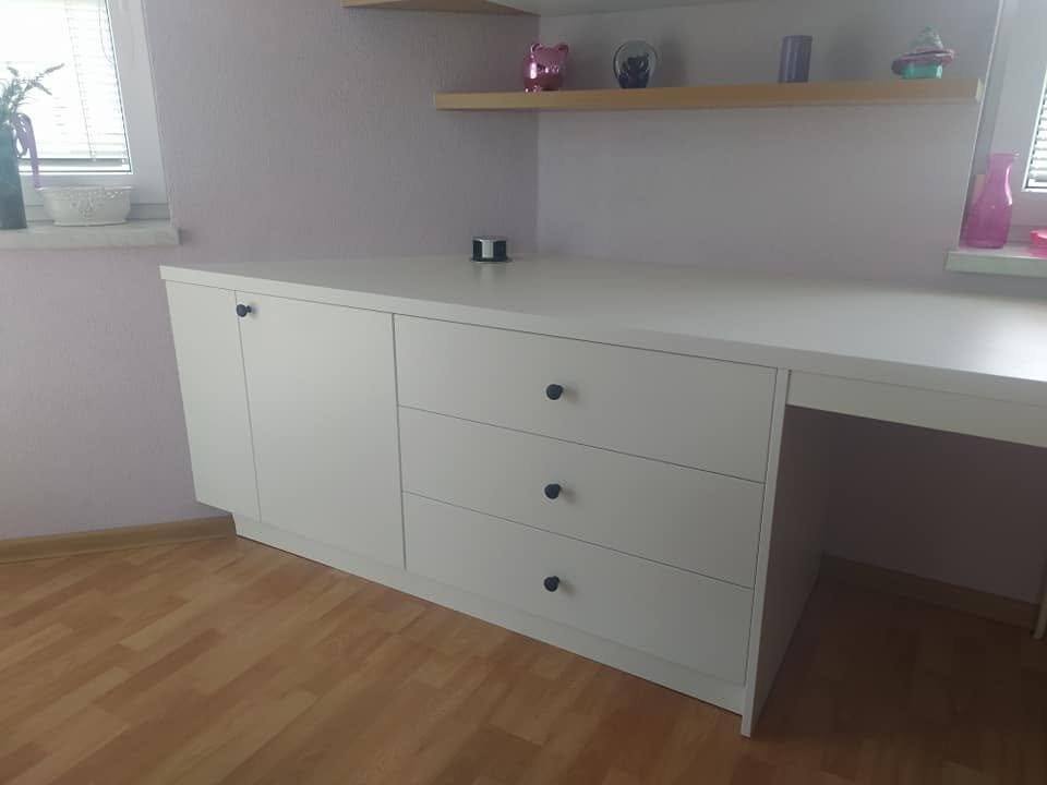 Weißer Schreibtisch mit Laden und Wandbord