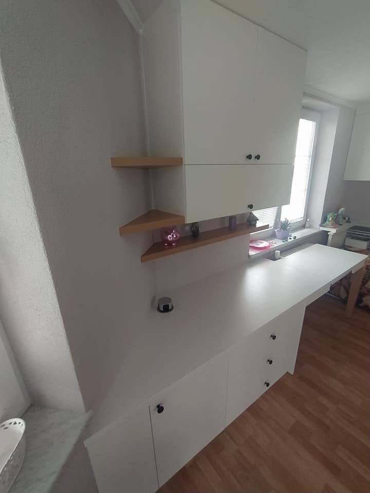 Oberschränke über dem Schreibtisch im Kinderzimmer