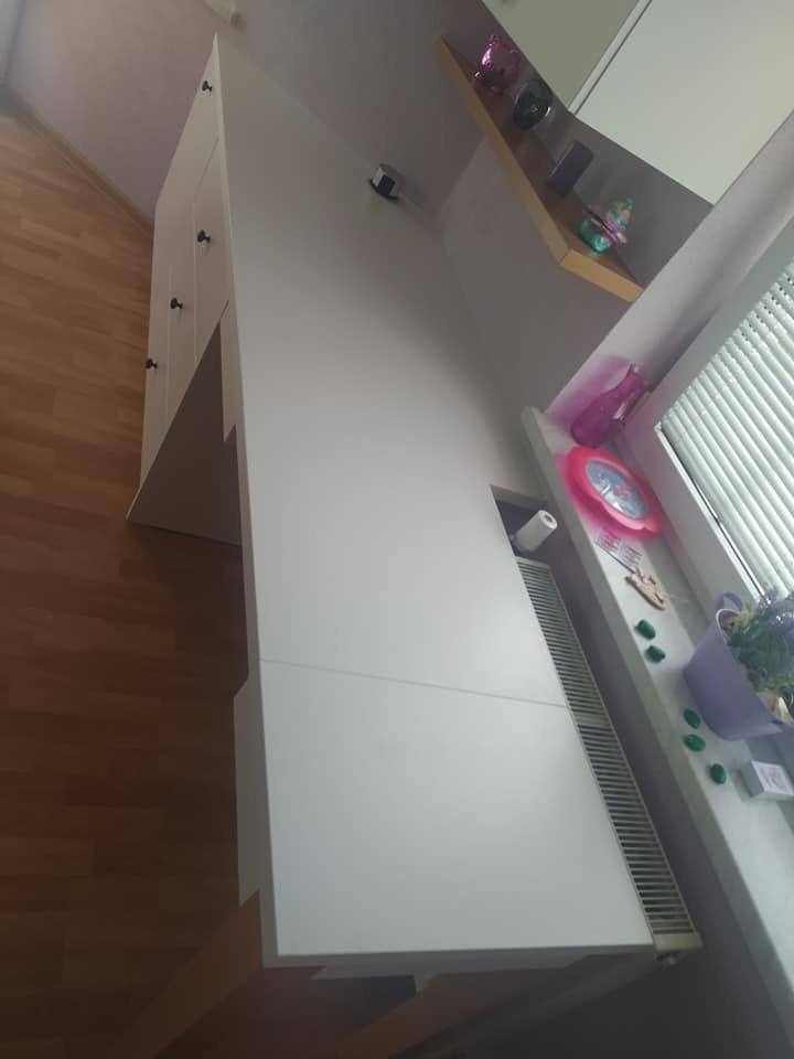 Seitenansicht des weißen Bords über dem Schreibtisch