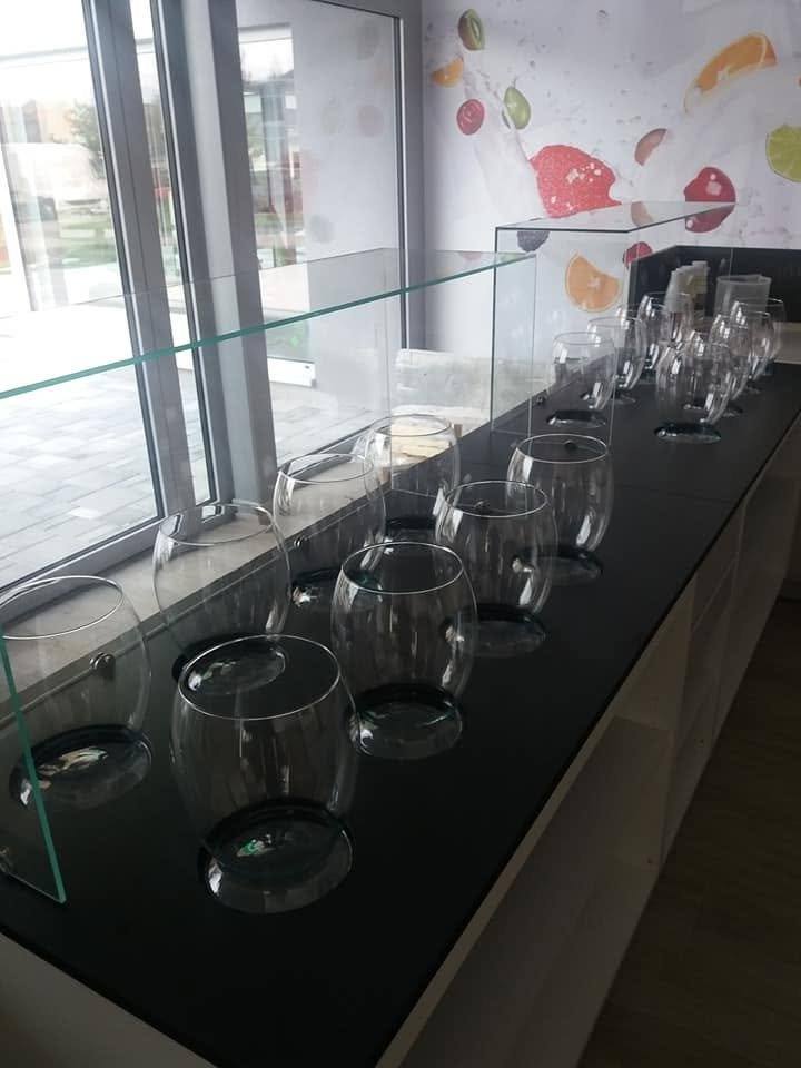 Detail der Glasbehälter auf der schwarzen Arbeitsplatte
