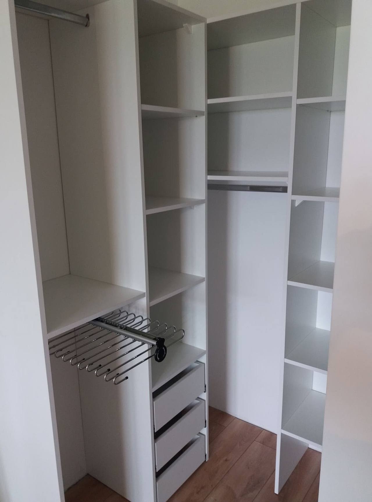 Weißer Kasten mit Auszugsstange für Hosen und Laden