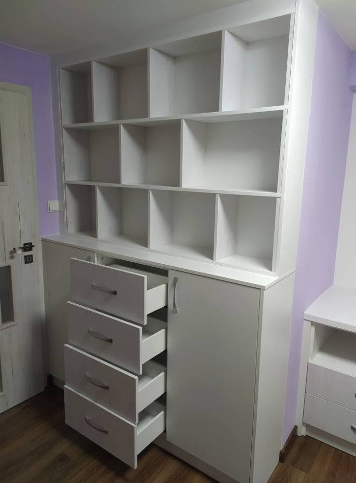 Würfelfächer mit Laden vor lilafarbener Wand