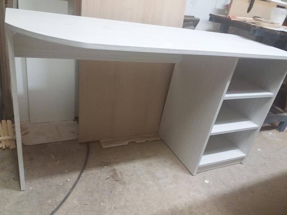 Weißer Schreibtisch mit offenen Seitenregalen aus der Nähe