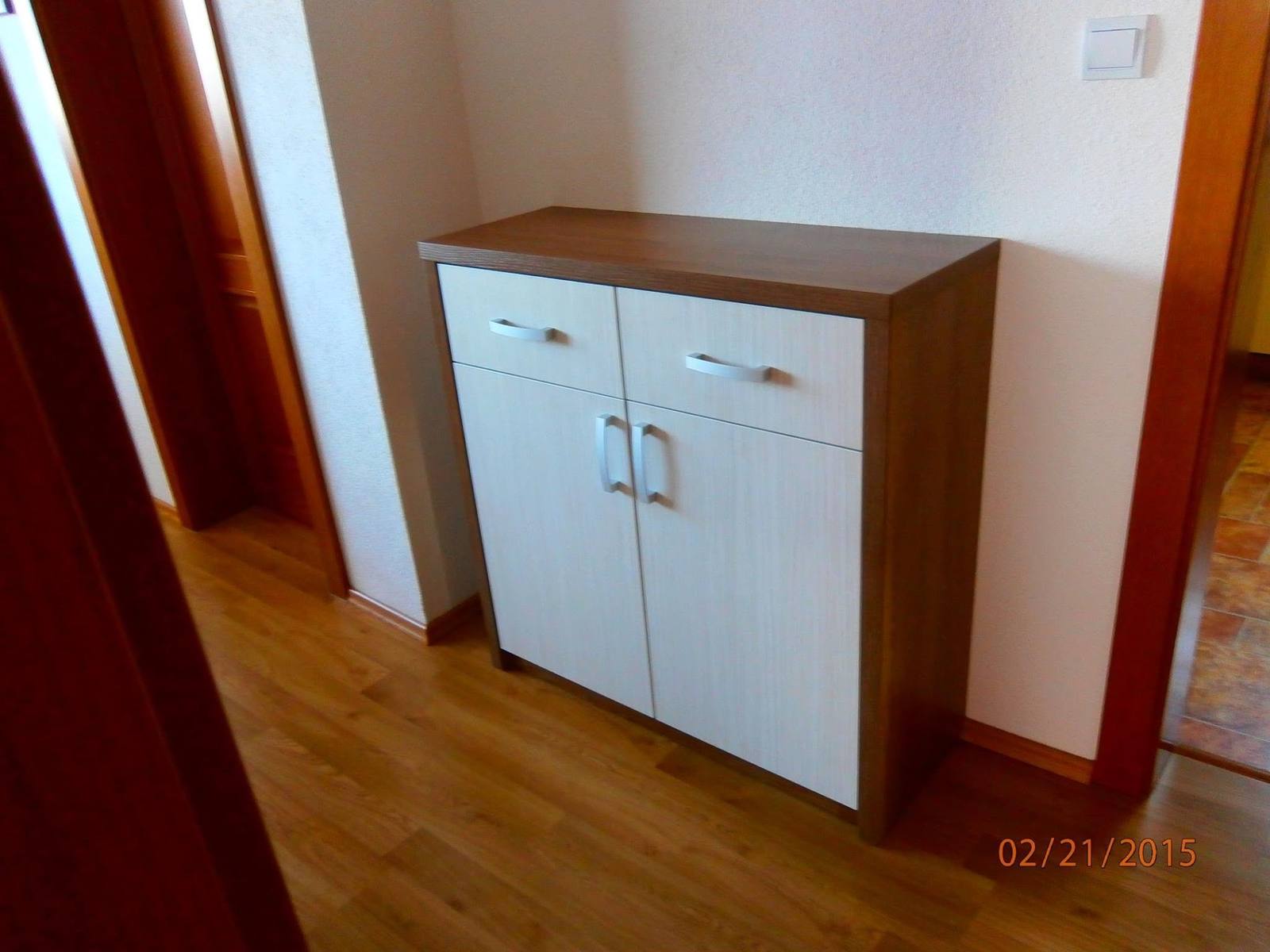 Botník v dekore jelše so zásuvkou a dvoma bielymi dvierkami
