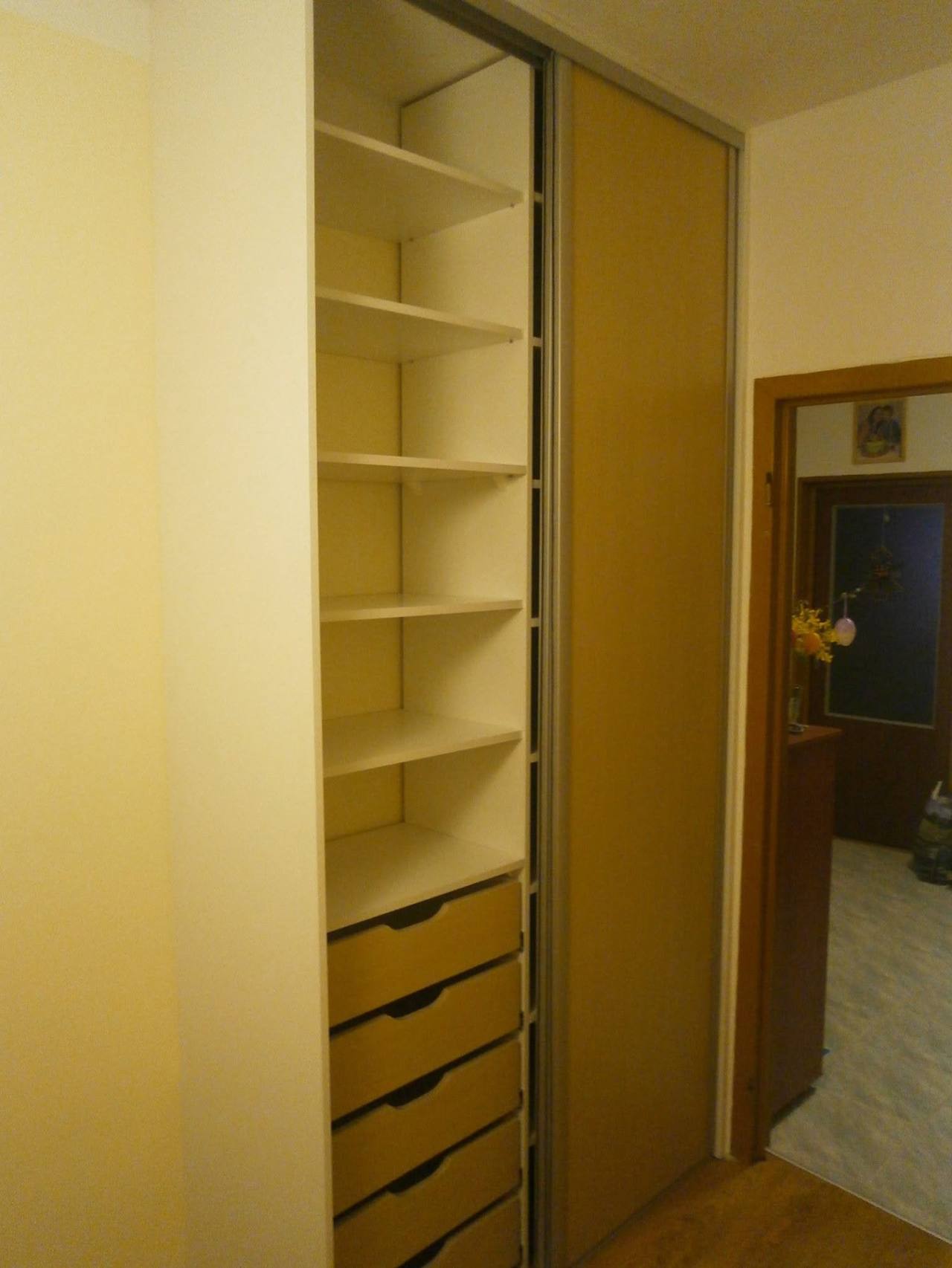 Kasten in Buche-Dekor mit Böden und Laden im Vorzimmer.
