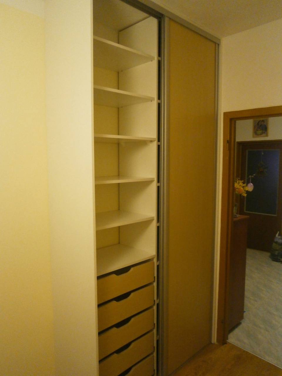 Kasten in Buche-Dekor mit Böden und Laden im Vorzimmer.