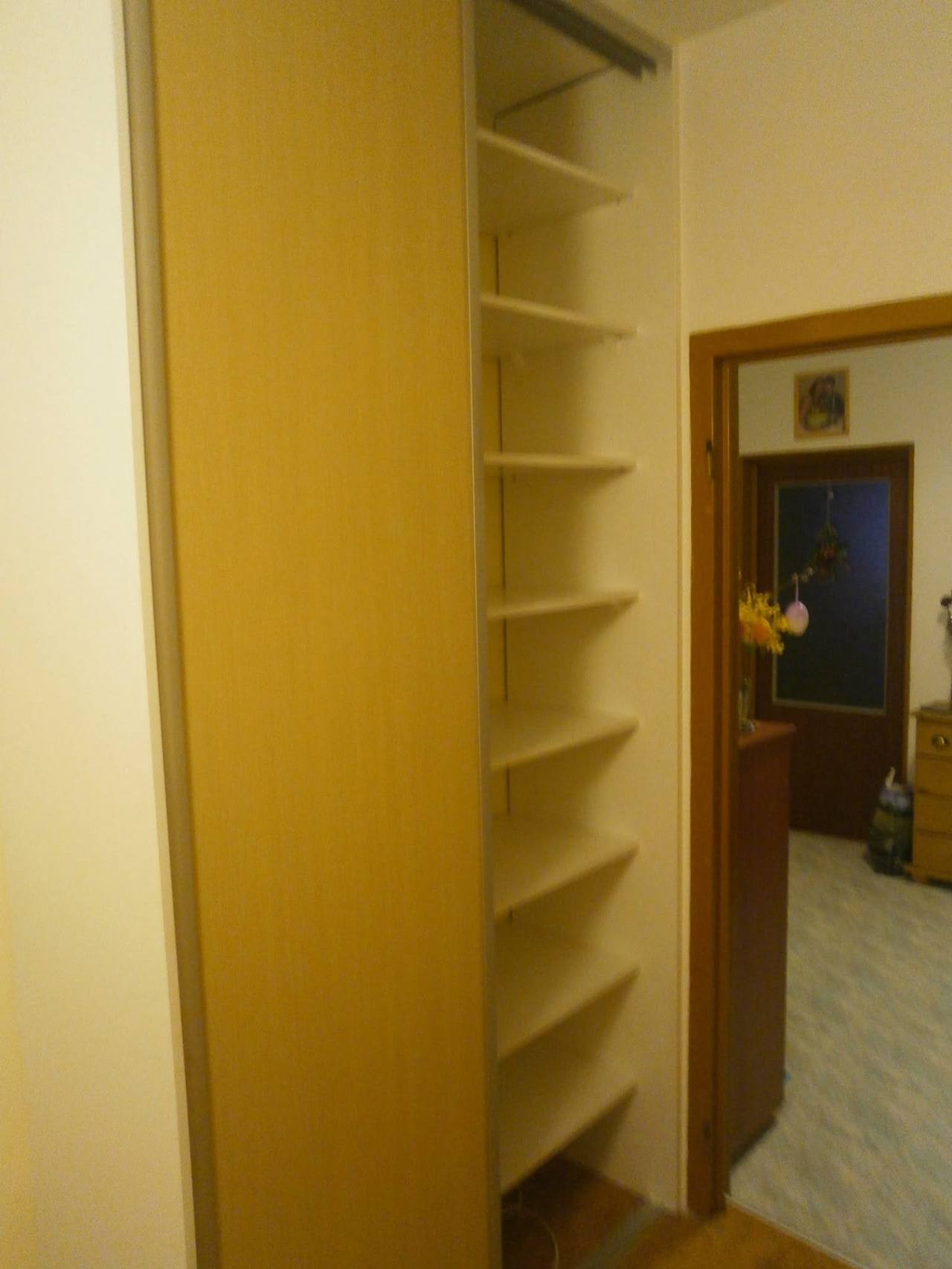 Kasten in Buche-Dekor mit offenen Seitenböden im Vorzimmer.