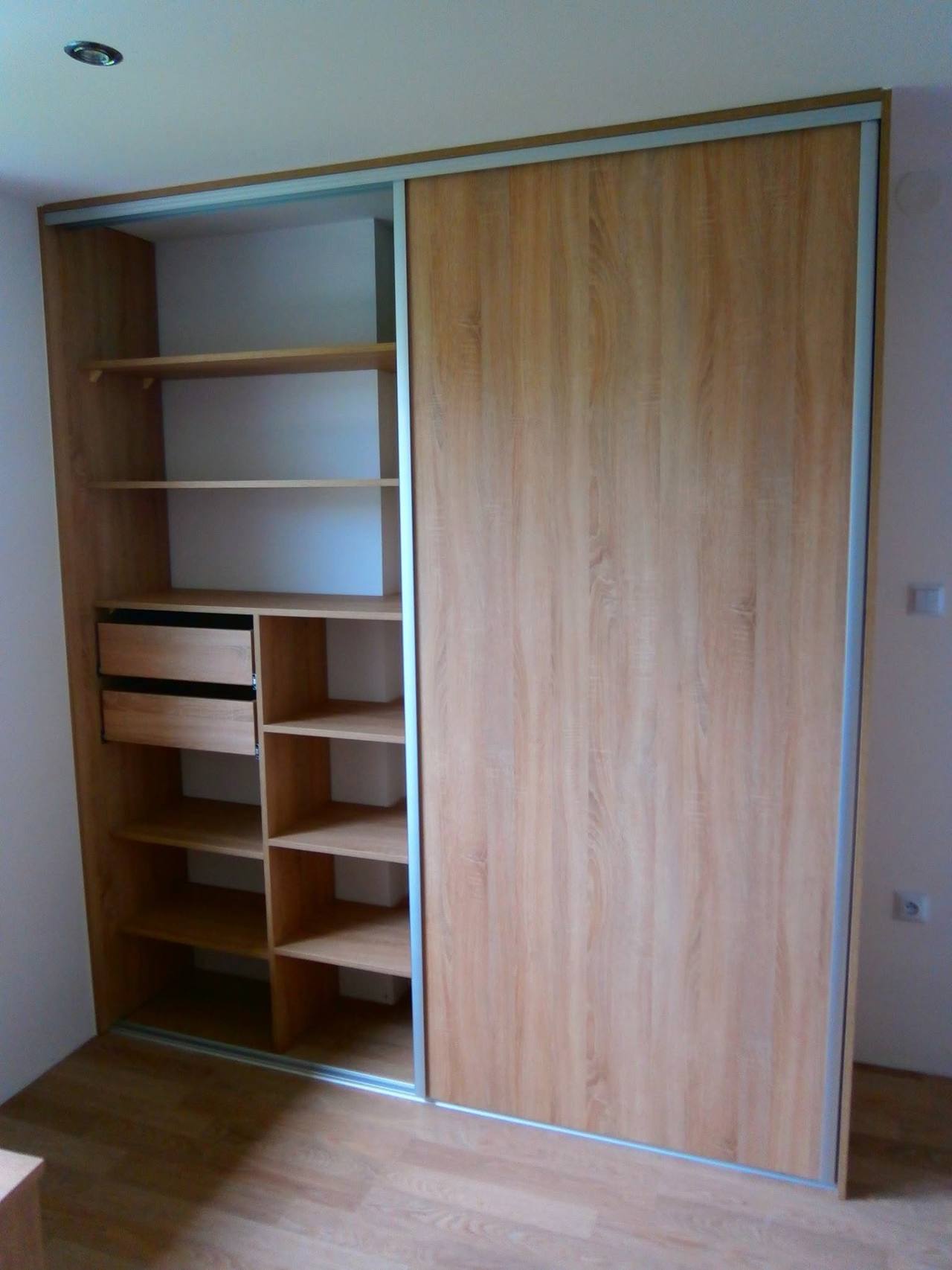 Kleiderkasten in Kirschbaum-Dekor mit offenen Fachböden und Laden.