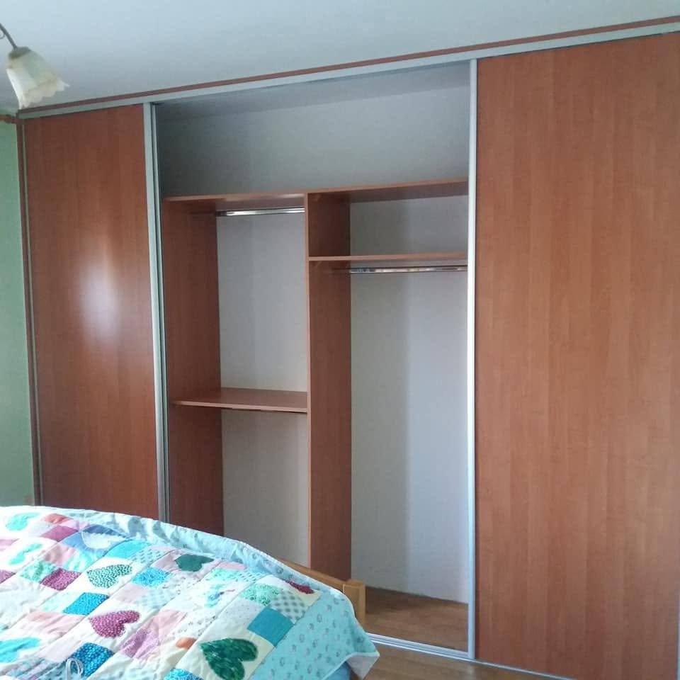 Kirschdekor-Schrank mit offener Kleiderstange im Schlafzimmer