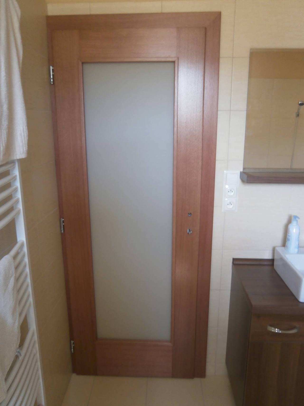 Kirschbaum-Tür mit großem Glas im Zimmer mit Möbelstück