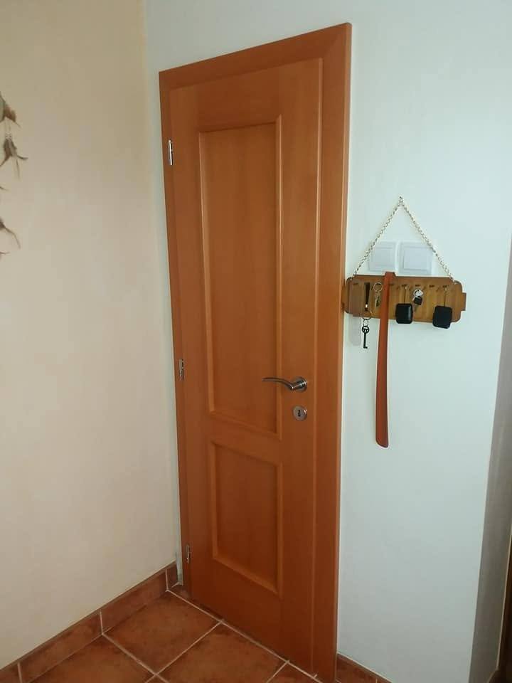 Kirschbaum-Kassettentür im Vorzimmer mit Garderobenhaken